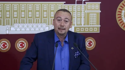 Türk siyasetinin önde gelen isimlerinden biri olan Özkan Yalım'ın kökeni, siyasi kariyeri ve yaşamı hakkında detaylı bilgiler