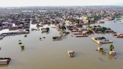 Pakistan'da Etkili Yağışlar Felakete Yol Açtı: Evler Toprak Altında, Kurtarma Çalışmaları Devam Ediyor