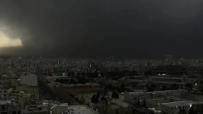 Tahran'da petrol depolama tesislerinde yangın : Gökyüzü siyah bulutlarla kaplandı