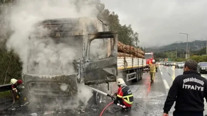 Tünel girişinde tomruk yüklü tırın alev alev yanmasıyla otoyolda panik yaşandı!