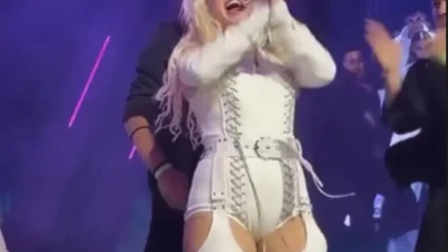Ünlü şarkıcı Ece Seçkin, saygı gecesinde yaşadığı 'Kostüm' kazasıyla gündemde!