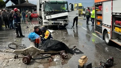 Trafiğe kapalı alanlarda gerçekleşen kaza sonucu devrilen direk bir vatandaşın canına mal oldu