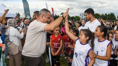Bursa'da Mini Voleybol Şenliği’nde çocuklar madalyalarını aldı