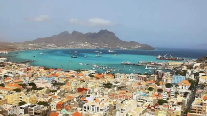 Yeşil Burun Adaları, Batı Afrika'da, Afrika kıtasının batısında yer alan bir ada ülkesidir. Ülkenin başkenti Praia şehridir. Yeşil Burun Adaları'nın nüfusu yaklaşık olarak 560 bin civarındadır. Ülkenin resmi dini Katolikliktir.