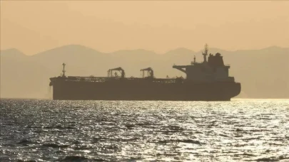 Hürmüz Boğazı'nda gerilim : Süper tanker iki deniz mayınına çarparak alev aldı