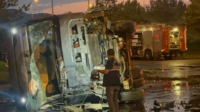 Otobüs ve yakıt tankeri çarpıştı! Yakıt yola döküldü, facianın eşiğinden dönüldü