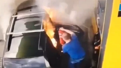 Akaryakıt istasyonunda bidonlara benzin doldururken otomobili alev aldı