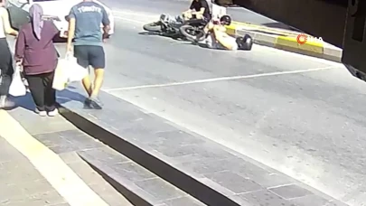 Fren yaparak yayaya çarpmaktan kaçınmaya çalışan motosiklet devrildi, 2 kişi yaralandı