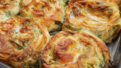 Bir kez yediğinizde bağımlısı olacağınız Ispanaklı Börek: Ustalıkla hazırlanan muhteşem tarif