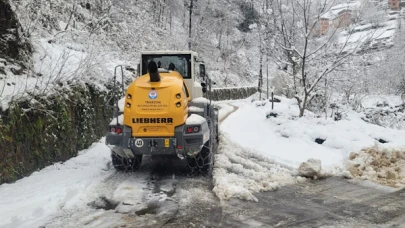 Trabzon'da kar yağışının etkisiyle birlikte 40 mahalle yolu ulaşıma kapandı
