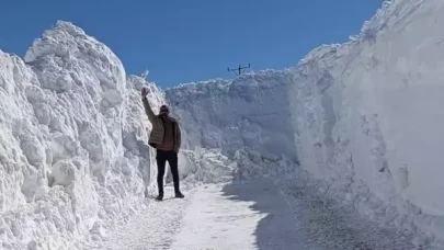 Karlıova’da karla kaplı mezra yollarında açma çalışmaları devam ediyor