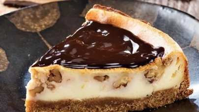 Lezzetin Doruklarındaki Buluşma: Çikolatalı ve Cevizli Cheesecake Tarifi