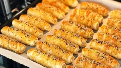 Deneyen bir daha yapıyor! Yufka arasına sürdüğünüz bu malzeme böreğinizi zirveye taşıyacak