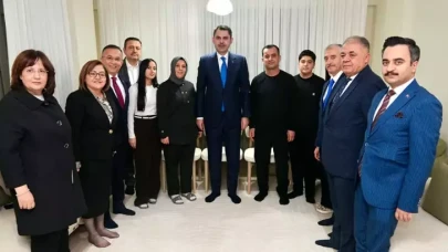 Bakan Murat Kurum, depremzedelere yardım için Gaziantep'te konut ziyaretinde bulundu