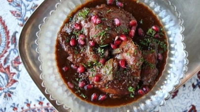 MasterChef yarışmacıları Fesenjan yapımında sıra dışı bir tüyoyu keşfetti! Fesenjan'a eşsiz bir lezzet dokunuşu!