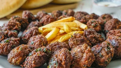 Köftenin tadını muazzam bir hale getiren yöntem: Kıyma karışımına sadece 1 kaşık ekleyin