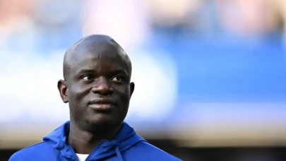 Fenerbahçe’nin Yeni Transferi N’Golo Kante İmza Töreninde Ayakkabılarıyla Neden Gündem Oldu?