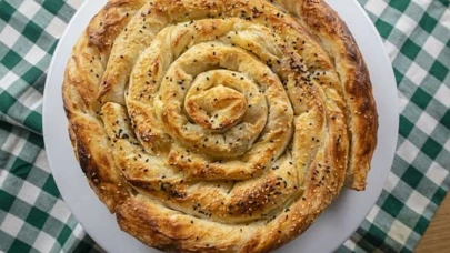 MasterChef'in enfes tariflerinden biri daha ortaya çıktı: Kıymalı Kol Böreği! Bu lezzeti bir kez denedikten sonra başka börek yemek istemeyeceksiniz.