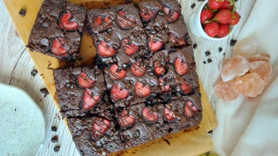 Glütensiz Tatlılar: Çilekli Diyet Pasta, Dereotlu Poğaça ve Vişneli Browni Tarifleri!