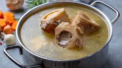 Kemik suyu çorbası tarifi hakkında bilgi almak isteyenler için pratik ve lezzetli bir öneri!