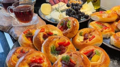 Pastanedeki lezzetleri aratmayan yeni tarif: Çocukların favorisi olmaya aday efsane pizza poğaça!