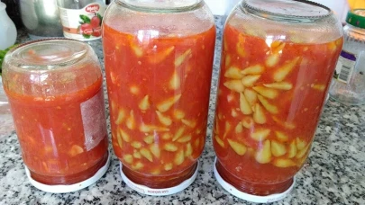 Ekmek banmaya doyamayacaksınız: Bağımlılık yaratacak Domatesli Acı Biber Turşusu tarifi ortaya çıktı!