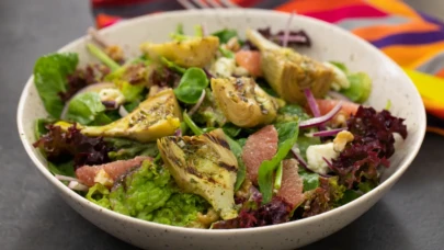 Sağlıklı ve Lezzetli Bir Alternatif: Yeşillik Dolu Enginar Salatası Tarifi