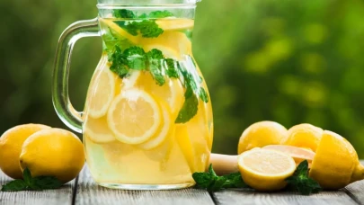 Evde Kolayca Yapabileceğiniz Serinletici İçecekler: Karpuzlu Limonata, Kayısılı Smoothie ve Çikolatalı Kahve Frappuccino!