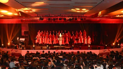 Manisa Konservatuvarı Gençlik ve Çocuk Korosu Coşkulu Konser Verdi