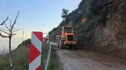 Heyelan nedeniyle kapanan sahil yolu tekrar trafiğe açıldı