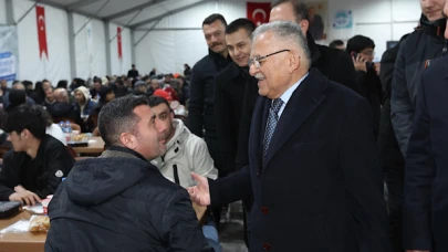 Melikgazi Belediye Başkanı Büyükkılıç, Ramazan ayında düzenlenen iftar çadırında hemşehrileriyle buluştu.