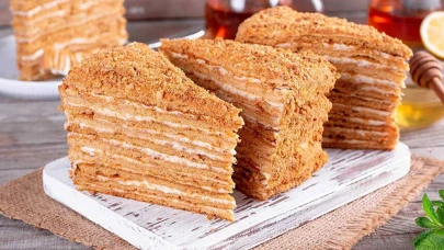 Ballı Medovik Pasta, tatlı sevenlerin favorisi olmaya devam ediyor: Yenilemeye Doyamayacağınız Lezzet!