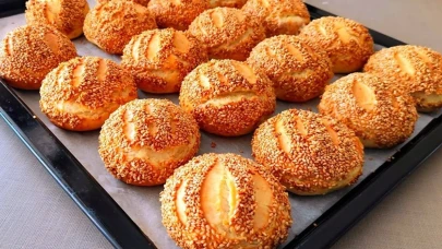 Sadece 10 Dakikada Evde Pastane Keyfi: Mis gibi Simit Poğaça Tarifiyle Sofralarınızı Renklendirin!
