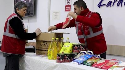 İzmit’te ihtiyaç sahiplerine gıda kolileri dağıtılıyor