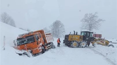 Odunun üstünde kar temizleme çalışmaları devam ediyor
