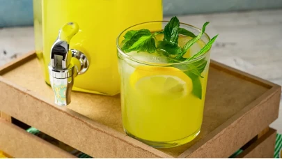 Yaz aylarının serinleten lezzeti: Ev yapımı naneli limonata tarifi!