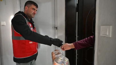Büyükşehir Belediyesi sıcak yemek projesi kapsamında yardımlarını sürdürüyor