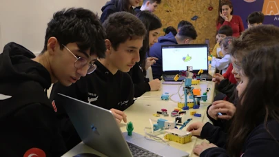 Özel Kartal Bahçeşehir Anadolu Lisesi öğrencileri, Maltepe'deki çocuklara robotik eğitim verdi!