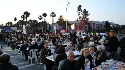 Marmaris'te Kadir Gecesi'nde düzenlenen halk iftarı, binlerce kişiyi bir araya getirdi!