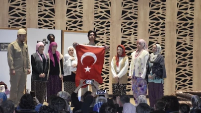 Karacabey'de unutulmaz anlar: "Çanakkale Ruhunu Sahneye Taşıyan Nefes" isimli tiyatro oyunu seyircilerle buluştu