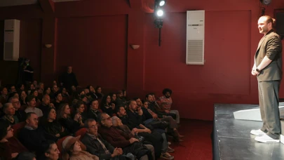 Eskişehir'de sahnelenen 'Unutmak' adlı oyun, seyircilerle buluştu.