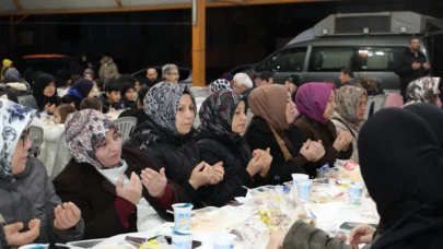 İzmit Belediyesi, Yeşilova Mahallesi'nde düzenlenen iftar programında mahalle sakinlerini buluşturdu!