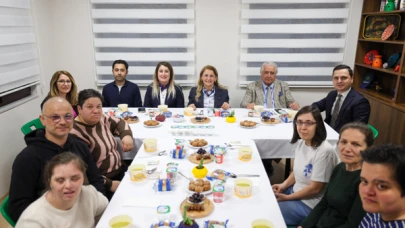 Engelsiz Yaşamevi'nde Farklı Engelleri Aşanların İftar Keyfi