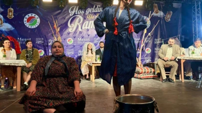 Kepez sakinleriyle buluşan 'Düğün Hatırası' isimli oyun, ilgiyle karşılandı