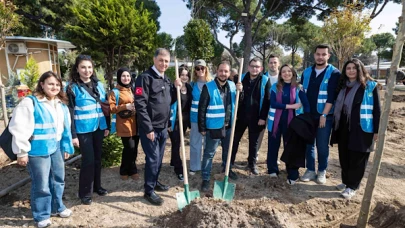 İzmir Kültürpark'ta 4 bin 300 metrekarelik alana yeni fidanlar dikildi