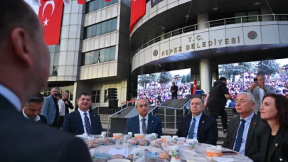 Kepez'de Kadir Gecesi'nde 5 Bin Kişi İçin Büyük İftar Sofrası Hazırlandı
