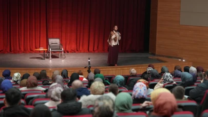 Yerel sanatçı Merve Gülcemal, Düzce halkıyla bir araya geldi