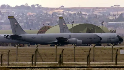 Türkiye'nin güneyinde bulunan İncirlik Hava Üssü'nde, Türk ve Amerikan askeri personelinin yanı sıra NATO üyelerine ait birlikler de bulunmaktadır. Üssün stratejik konumu nedeniyle uluslararası ilişkilerde önemli bir role sahip olduğu bilinmektedir. Ayrıca, İncirlik Hava Üssü, terörle mücadele operasyonlarına destek vermek amacıyla kullanılmaktadır. Son dönemde ise Türkiye ile ABD arasındaki ilişkilerin gerginleşmesi nedeniyle üs konusunda bazı tartışmaların yaşandığı bilinmektedir.