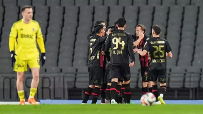 Fenerbahçe, Fatih Karagümrük'e yenilerek namağlup unvanını kaybetti!