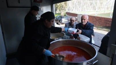 Konak ilçesinde Ramazan ayı boyunca sıcak yemek dağıtımı hizmeti başlatıldı